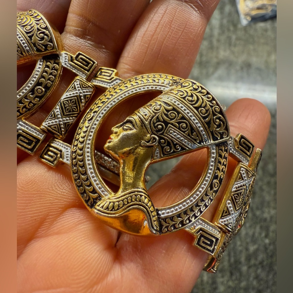 Vintage Egyptian Revival Statement Bracelet — Gold Tone Pharaoh Motif —Unsigned - Picture 9 of 10